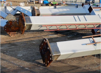 塗装仕上げ済みの鉄骨柱（ベースプレート付き）