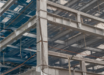 建設現場での鉄骨骨組み施工状況